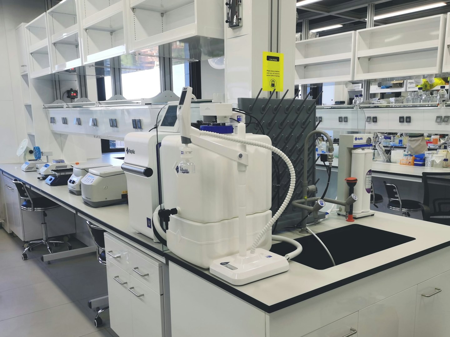 Attrezzatura da laboratorio scientifico su un bancone bianco.