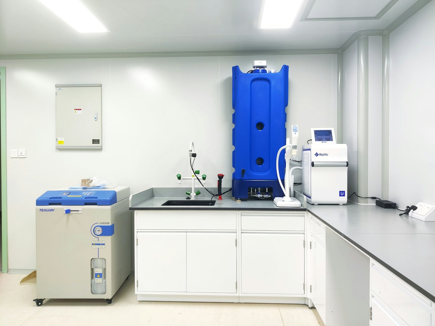 Moderna attrezzatura di laboratorio con autoclave e serbatoio di azoto liquido.