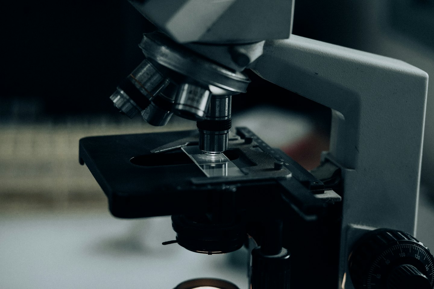 Microscopio con vetrino sul tavolino in un laboratorio.